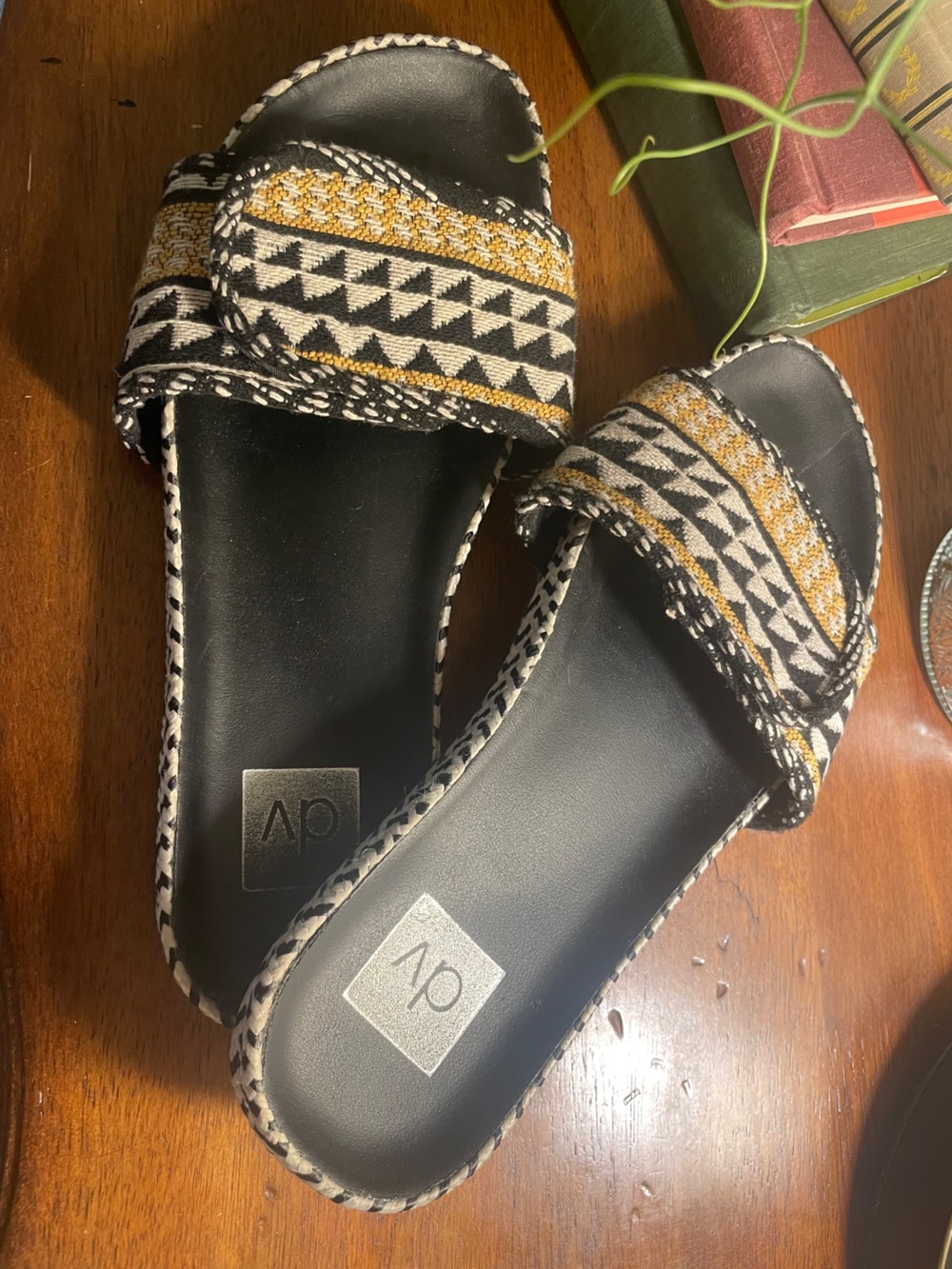 DV Dolce Vita Women's Annalyse Aztec Tribal Woven Slide Sandals‎ 8.5 Boho Summer